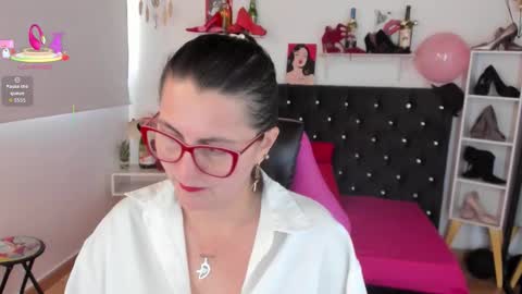 Mia  online show from September 2025 12:05:01 PM