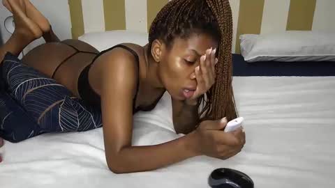 Snapshot of daddyslittleebony chatting on February 2025 09:58:02 PM daddyslittleebony online show from February 2025 09:58:02 PM