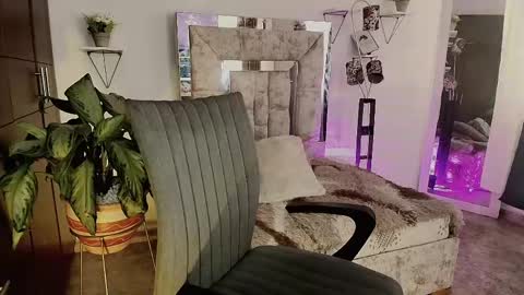 dahnia_cruz online show from April 2026 01:36:02 PM