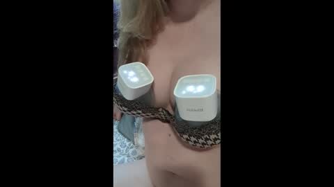 Mx Mommy Moo online show from December 2025 04:49:02 PM