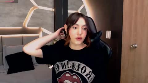 Snapshot of dakotarussell_ chatting on December 2025 01:18:02 PM Dakota online show from December 2025 01:18:02 PM