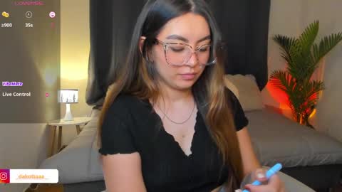 dakottaa__ online show from April 2026 11:43:01 PM