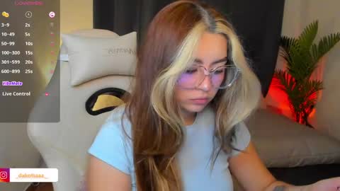 dakottaa__ online show from May 2026 12:05:01 AM