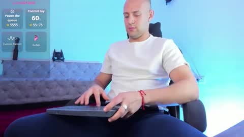 Snapshot of damon_baker0 chatting on February 2026 02:43:02 PM Damon bakert online show from February 2026 02:43:02 PM