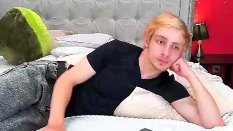 Snapshot of damonlux chatting on July 2026 05:00:01 AM Damon online show from July 2026 05:00:01 AM