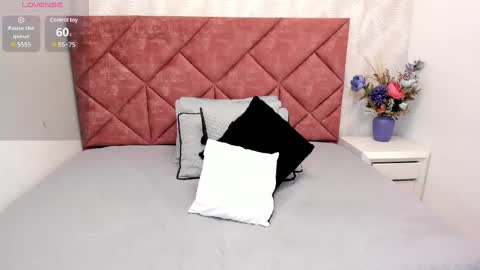 Snapshot of dania_moore_ chatting on January 2025 01:31:01 PM JANE online show from January 2025 01:31:01 PM