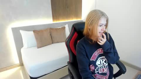 D A N I A online show from September 2025 12:05:01 PM