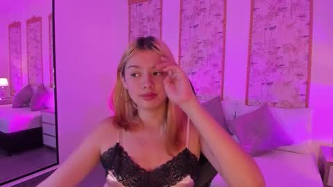 D A N I A online show from November 2025 02:43:02 AM