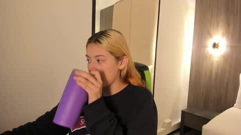 D A N I A online show from November 2025 11:54:02 AM