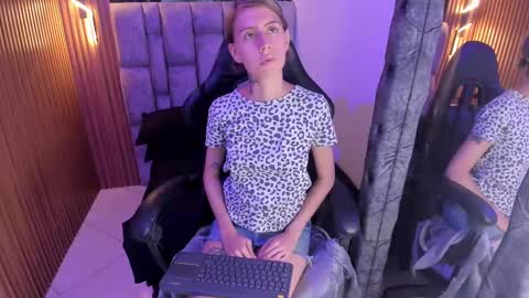 Snapshot of daniela_dl chatting on December 2024 06:15:01 PM Daniela online show from December 2024 06:15:01 PM