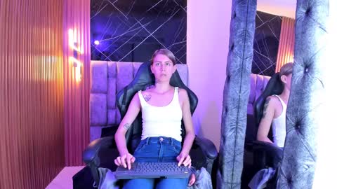 Snapshot of daniela_dl chatting on December 2024 06:20:01 PM Daniela online show from December 2024 06:20:01 PM