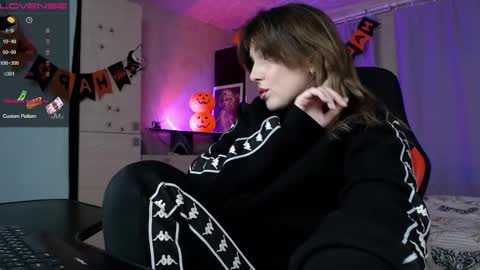 Daniela Cooper online show from November 2025 05:02:01 PM