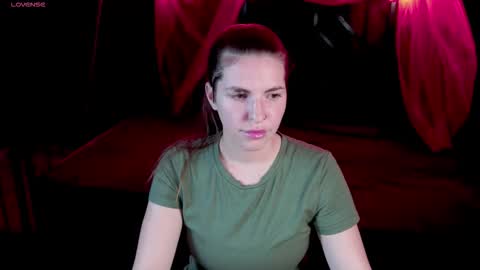 danielareign online show from November 2025 02:16:02 PM