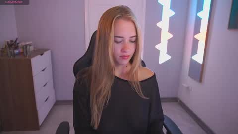 Snapshot of danikadillan chatting on November 2025 12:31:02 AM Hi my name is Anna. Please say hello I like to chat with you. If u have request use Tip option .Thank you online show from November 2025 12:31:02 AM