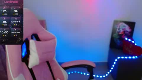 Snapshot of dannie_sofie chatting on June 2026 03:25:01 AM Maddisoon online show from June 2026 03:25:01 AM