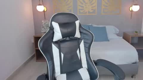 Snapshot of dark_gotica chatting on March 2025 12:01:01 PM M I K A E L A online show from March 2025 12:01:01 PM