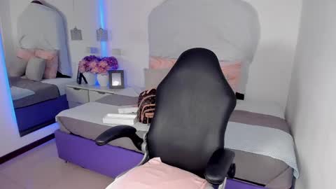 Darle Volant online show from September 2025 01:44:02 PM