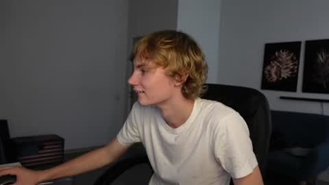 Snapshot of dave_redmond chatting on July 2026 01:04:01 PM DAVE REDMOND online show from July 2026 01:04:01 PM