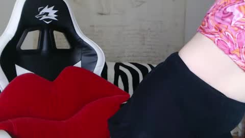 Snapshot of deessedivine chatting on December 2024 02:00:01 PM KamiDevi online show from December 2024 02:00:01 PM