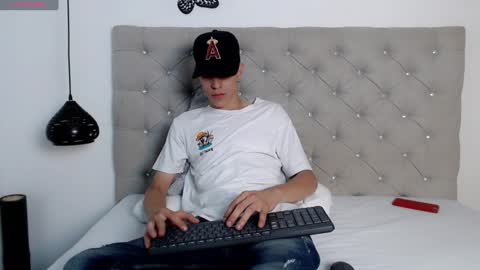 Snapshot of dei_v_48 chatting on December 2024 07:56:01 PM DEIVY online show from December 2024 07:56:01 PM