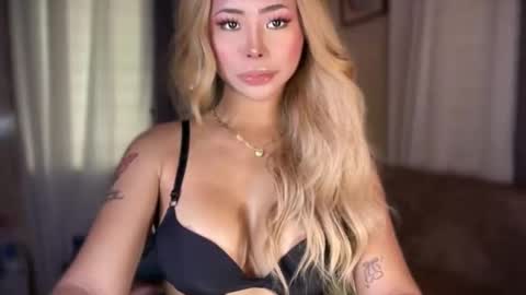 Snapshot of deliciousfaye chatting on April 2026 06:21:01 AM Hello your loving faye 3 online show from April 2026 06:21:01 AM