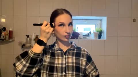 Snapshot of delphaswindler chatting on April 2026 12:30:01 PM Delphaswindler online show from April 2026 12:30:01 PM