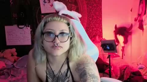 Snapshot of deluxxxeblu chatting on February 2026 03:10:01 AM TankinBody online show from February 2026 03:10:01 AM