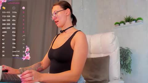 Elina online show from October 2025 01:26:01 AM