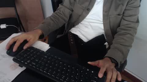 Snapshot of derrik_ chatting on January 2025 04:06:01 PM online show from January 2025 04:06:01 PM