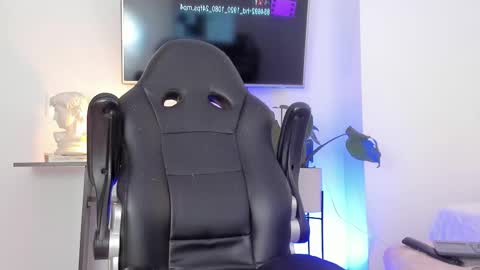 Devon Collins Independent model online show from September 2025 03:46:01 PM