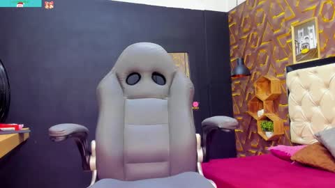 Snapshot of deyy_madisson chatting on December 2024 08:15:01 PM Madisson online show from December 2024 08:15:01 PM