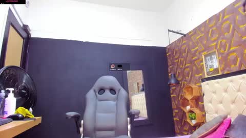 Snapshot of deyy_madisson chatting on February 2025 08:04:01 PM Madisson online show from February 2025 08:04:01 PM