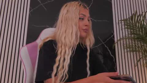 Snapshot of diamond_ava_ chatting on June 2026 09:03:02 AM Thea online show from June 2026 09:03:02 AM