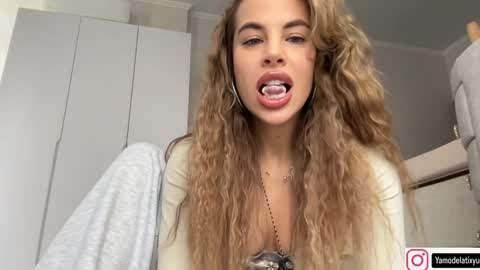 Snapshot of diffgirls chatting on September 2025 10:09:01 AM Tanya online show from September 2025 10:09:01 AM