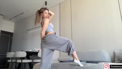 Snapshot of diffgirls chatting on October 2025 09:44:01 AM Tanya online show from October 2025 09:44:01 AM