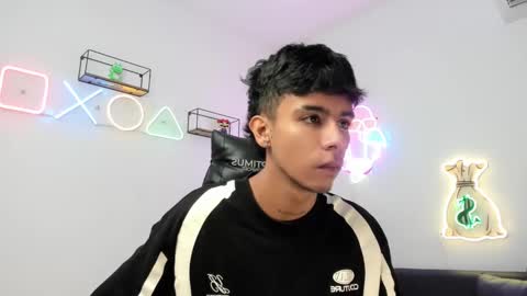 Snapshot of dikey_18 chatting on March 2025 11:27:02 PM dikey_18 online show from March 2025 11:27:02 PM