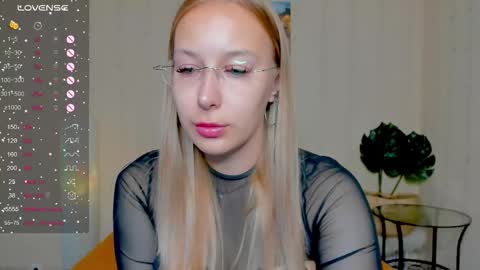 Snapshot of dina_sunshine chatting on September 2025 03:08:02 AM Dina online show from September 2025 03:08:02 AM