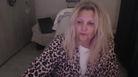 Snapshot of divineblond chatting on April 2026 11:43:02 PM Alexxa online show from April 2026 11:43:02 PM