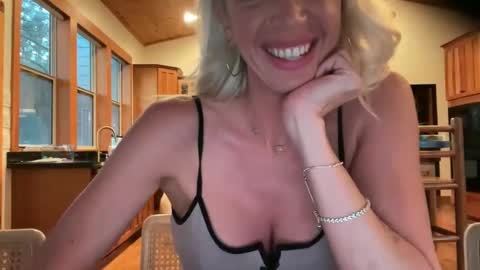 Snapshot of dixieinthewilde chatting on September 2025 01:18:01 AM dixieinthewilde online show from September 2025 01:18:01 AM