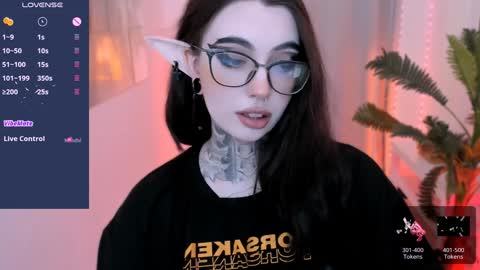 dixipixi_ online show from January 2025 10:22:01 AM