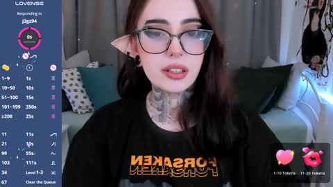 dixipixi_ online show from February 2025 11:54:02 AM