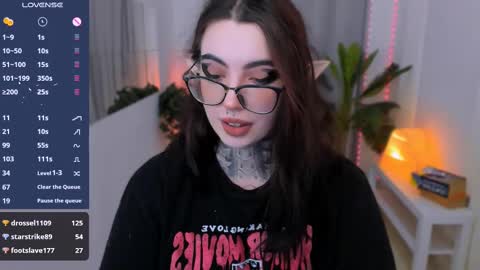 dixipixi_ online show from February 2025 11:55:01 AM