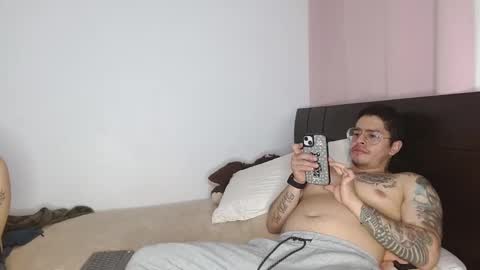 Auro and Santiago online show from December 2024 04:00:01 AM