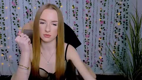 Snapshot of doll_vey chatting on March 2025 03:52:01 PM doll_vey online show from March 2025 03:52:01 PM