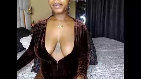 Snapshot of dolllux_gee chatting on June 2026 12:11:01 AM Gee Independent Model EATUTC3 11PM-3AM 2AM-6AM online show from June 2026 12:11:01 AM