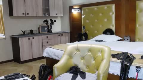 domcaprisse online show from February 2025 11:49:01 AM