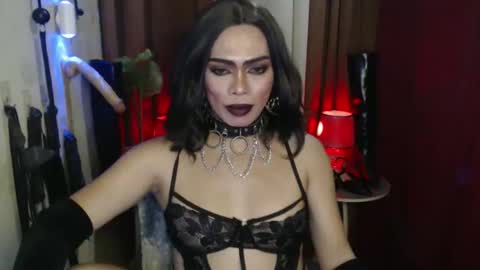 Snapshot of dominantrix_diannaxxx chatting on April 2026 07:07:02 PM diana online show from April 2026 07:07:02 PM