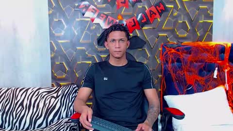 dominic_smith_ online show from October 2025 06:14:02 PM