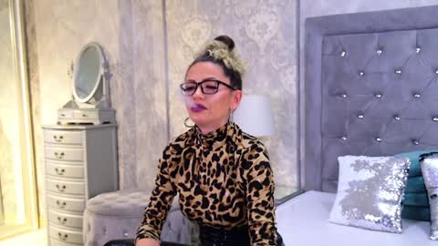 Snapshot of donna_klein chatting on January 2025 10:15:01 PM Donna online show from January 2025 10:15:01 PM