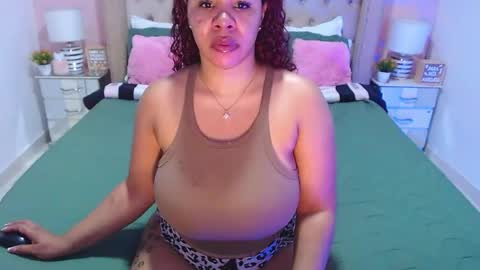 Snapshot of donnaadore chatting on April 2026 04:04:01 PM Donna online show from April 2026 04:04:01 PM